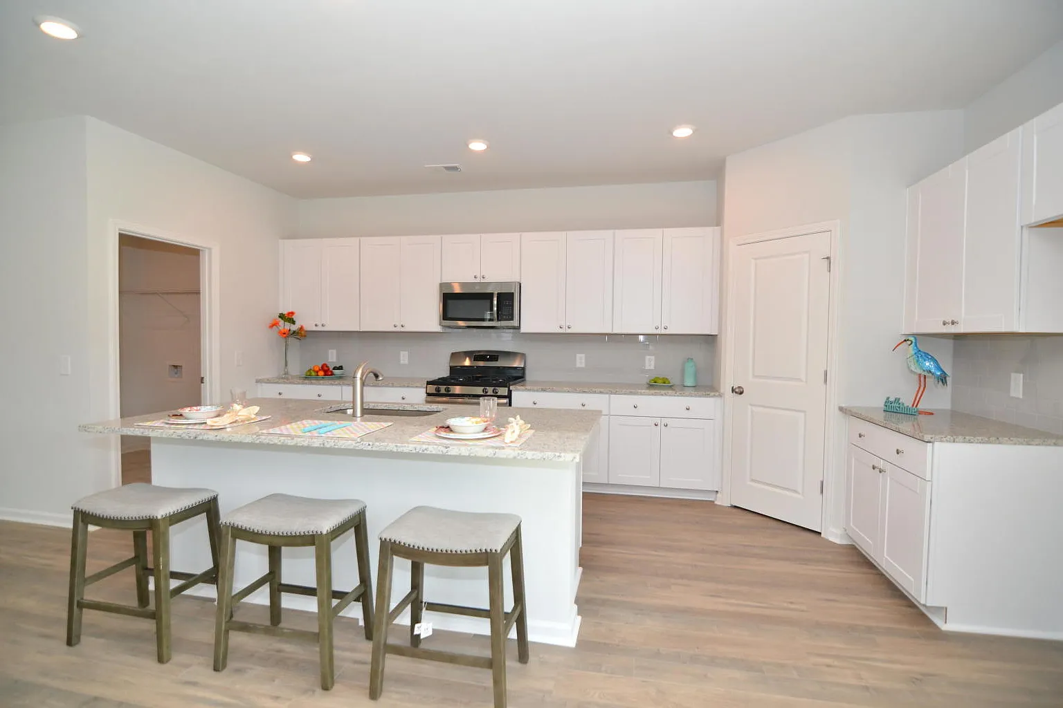5 bed, 2.5 bath, 2315 sqft, $3,000 — Photo 4