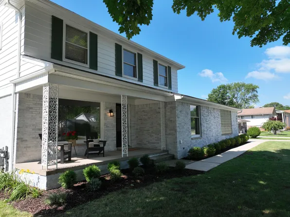 8093 Berkshire Dr, Grosse Ile, MI 48138