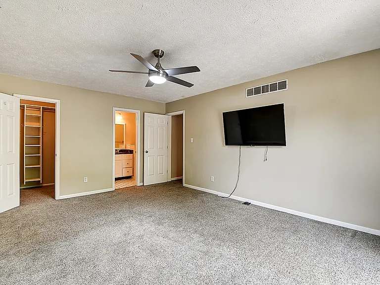 311 E Saint Clair St — Photo 19