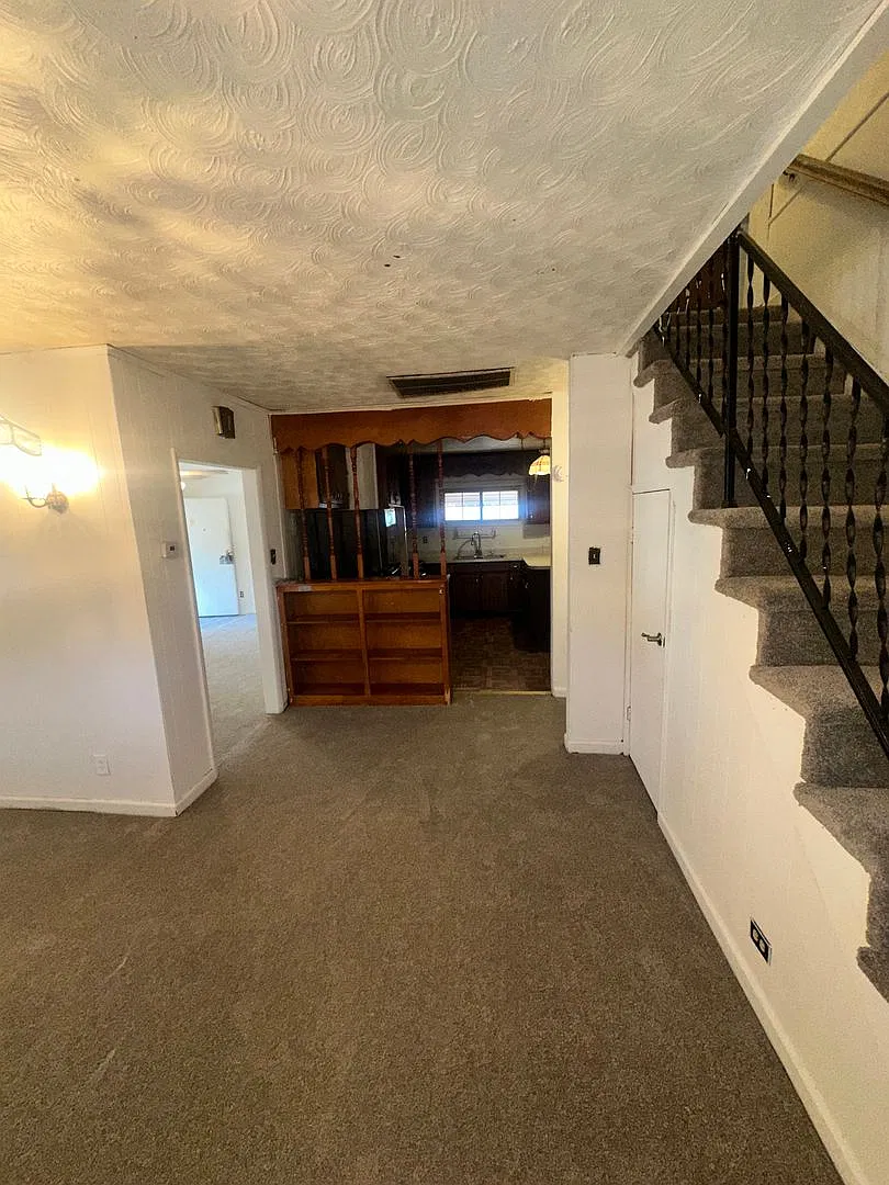 Home Available Right Before the Holidays! — Photo 4