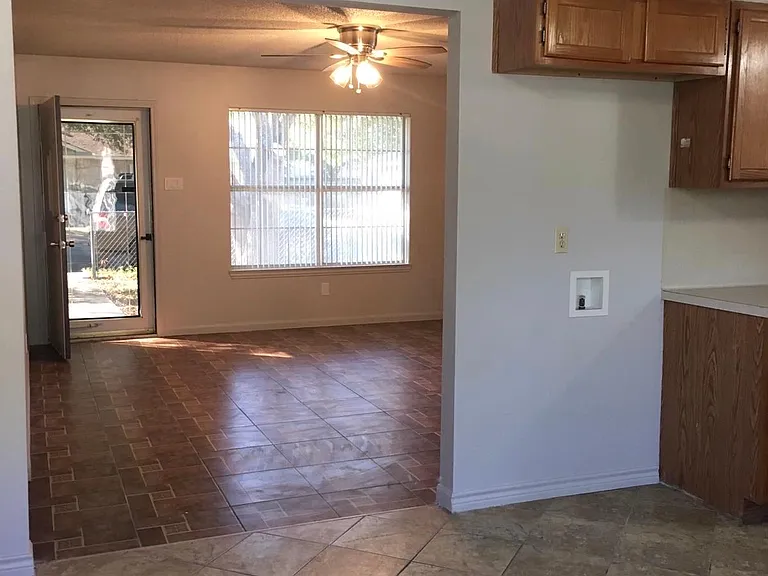 2205 Lincoln St — Photo 6