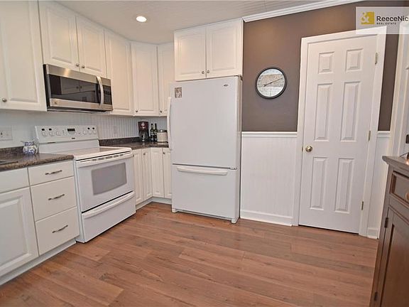 Lots of storage in the replacement cabinets and an extra-deep walk-in pantry!
