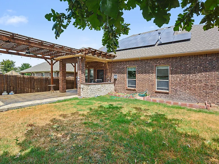 604 Darby Ln — Photo 45