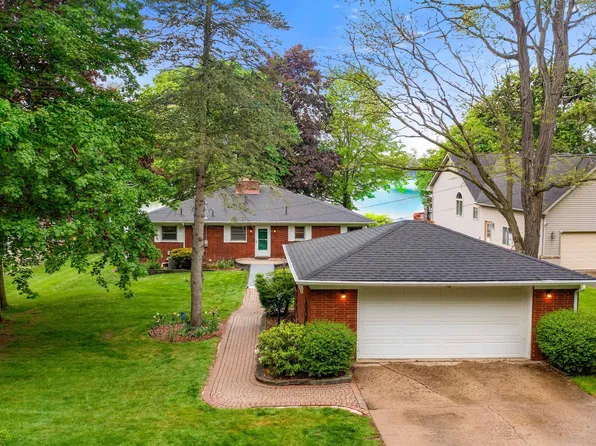 11228 Windhurst Dr, White Lake, MI 48386