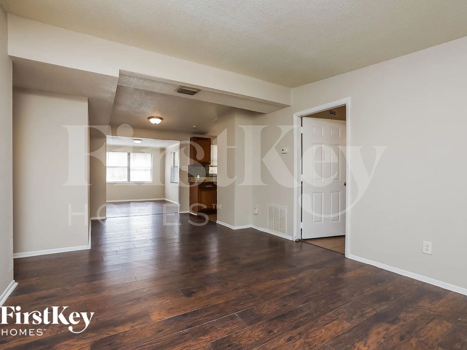 4 bed, 1.5 bath, 1289 sqft, $1,670 — Photo 4
