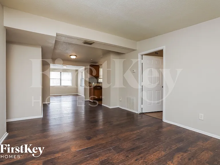 1030 Maxey Dr — Photo 3