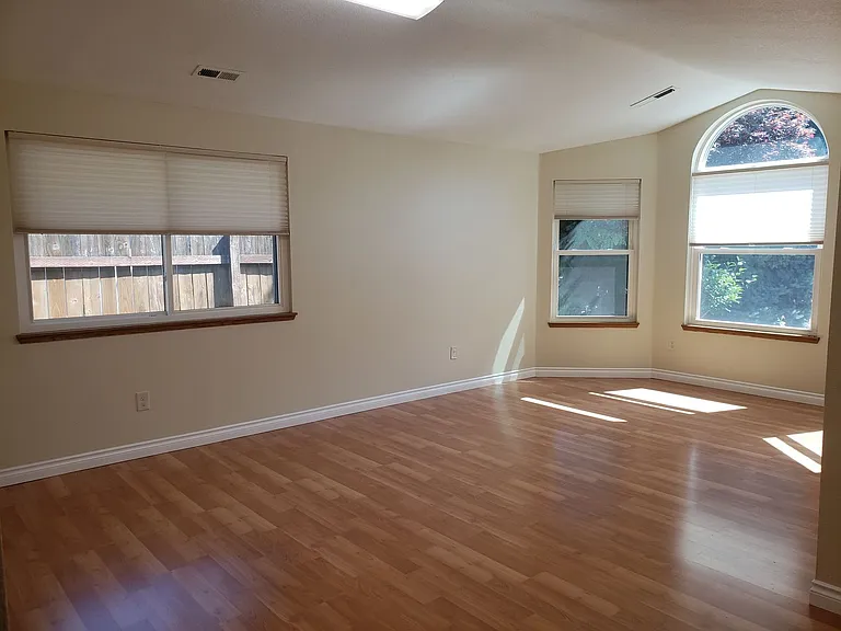 212 NE 175th Ave — Photo 2
