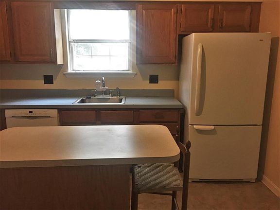 3rd image of 447 Lupine Cir