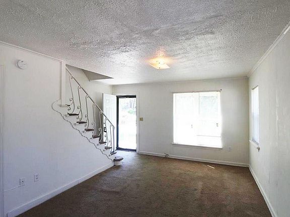 3rd image of 2716 N Lyon Dr