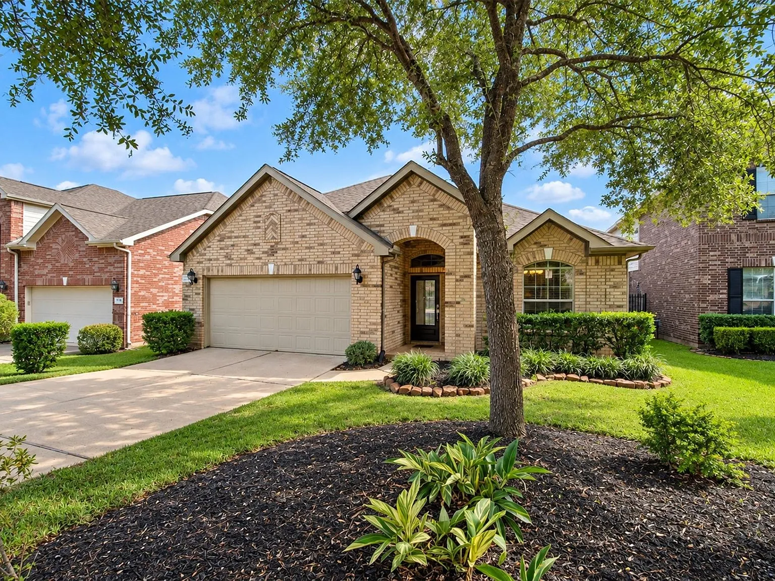 4 bed, 2.5 bath, 1959 sqft, $2,500 — Photo 1