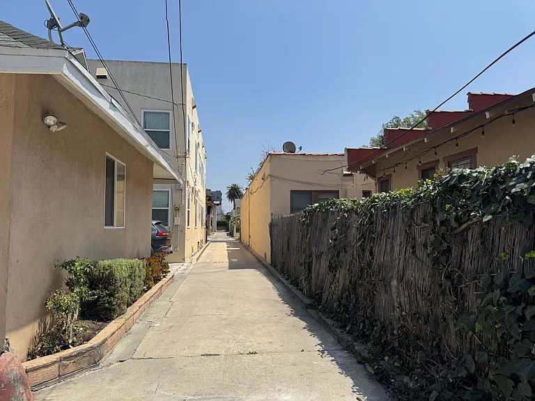 1147 Gordon St — Photo 10
