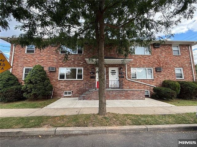 1st image of 405 8th St Unit 2L