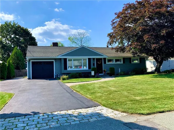 61 Garden Dr E, Riverside, RI 02915