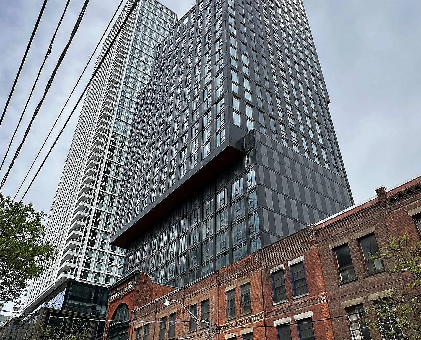 100 Queen St E — Photo 1