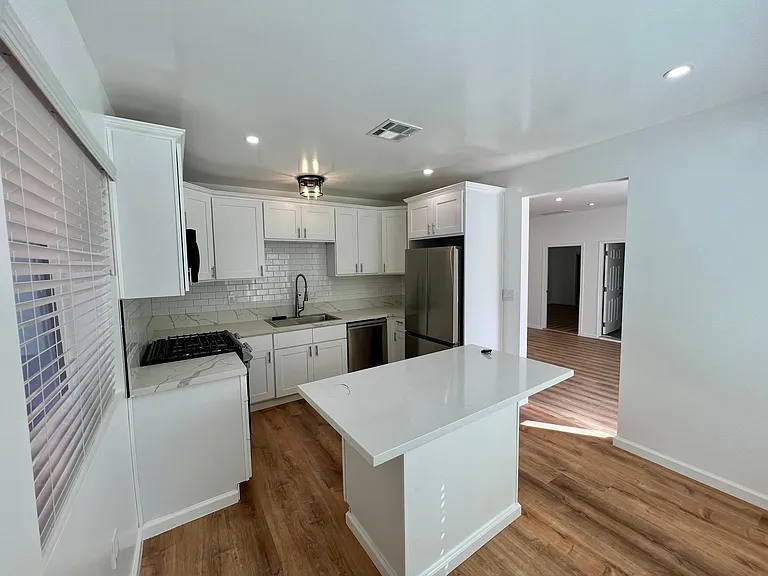 2044 Holly Dr #4 — Photo 3