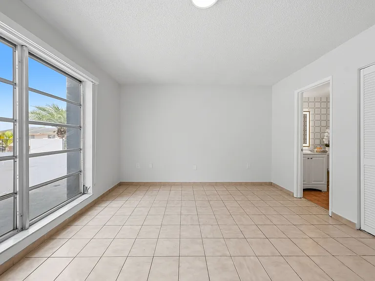 305 W 68th St #206 — Photo 9