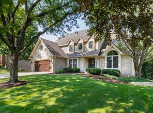 2107 Fall Brook Dr, Naperville, IL 60565