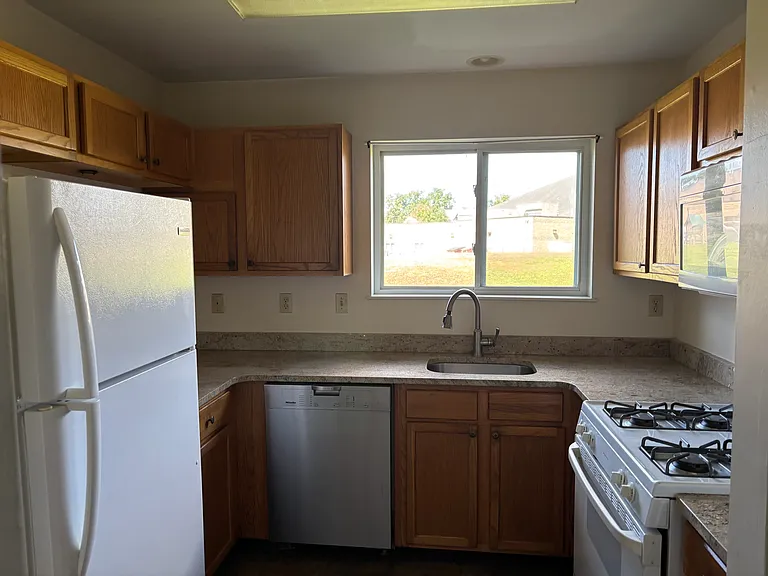 108 Glen Combe Cir — Photo 3