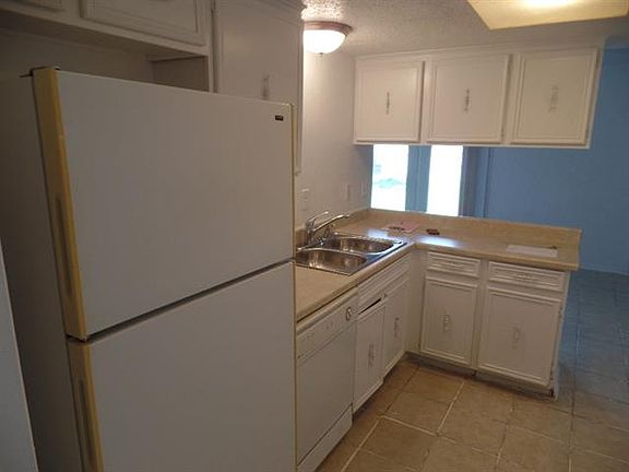 3rd image of 2916 Sidney Dr
