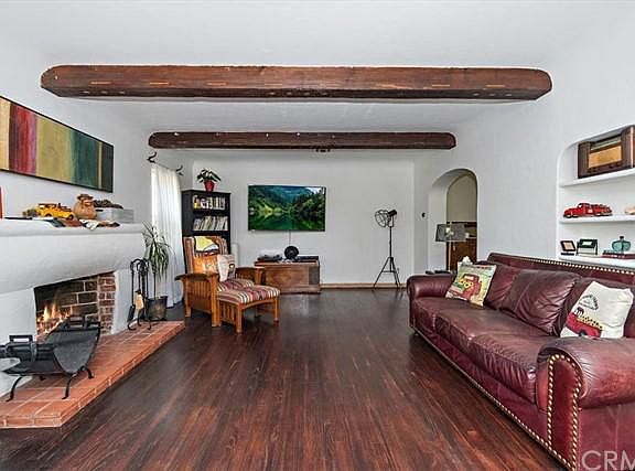 5th image of 3096 N Mountain View Ave