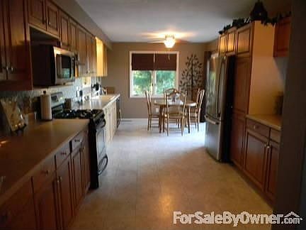Kitchen : Lots of cabinet space, eat in kitchen fits large dining table.