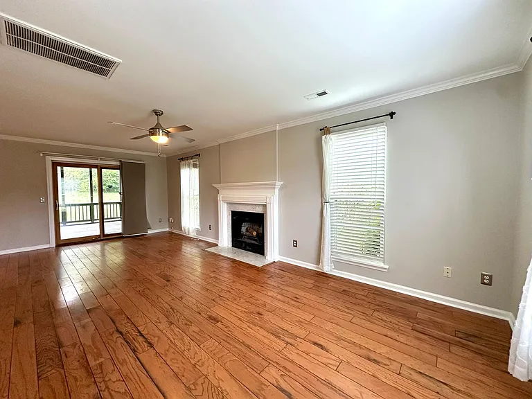 8425 Hirsch Dr — Photo 12