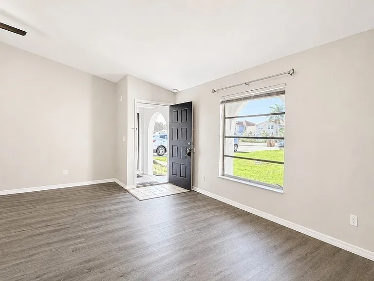 3603 SE 9th Pl — Photo 4