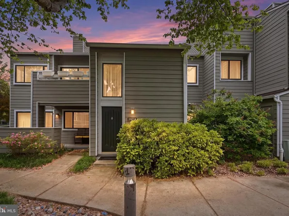 1907B Villaridge Dr, Reston, VA 20191