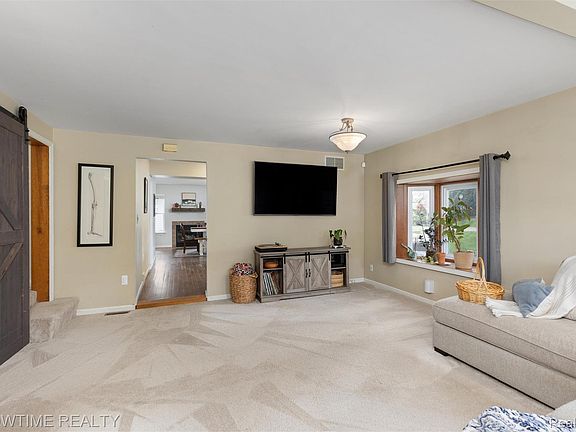 5th image of 409 1st St