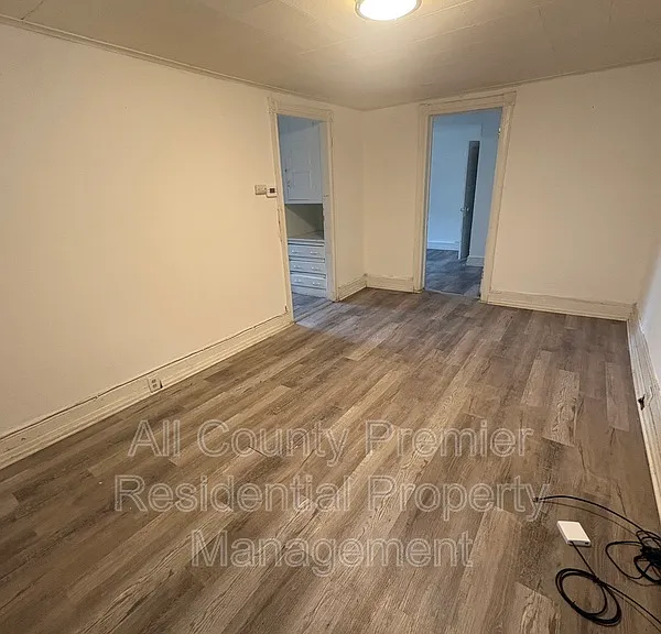319 Hobart Ave #321B — Photo 2