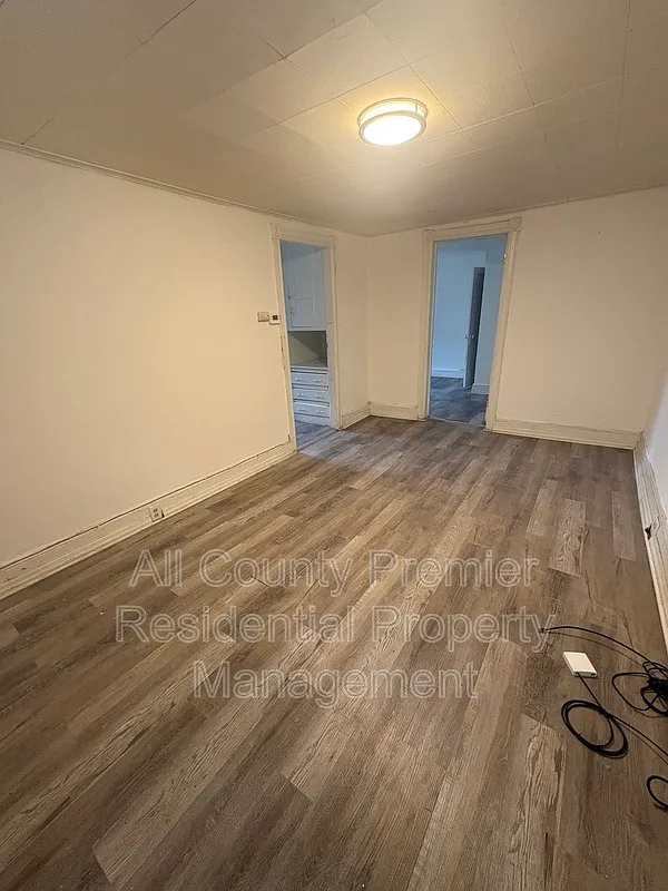 Building Photo - 319 Hobart Ave #321B