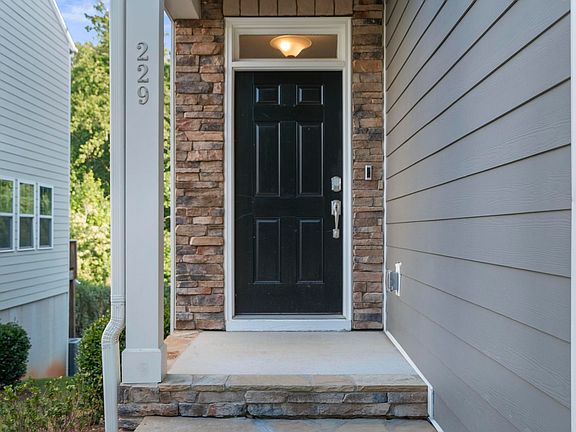 3rd image of 229 Daisy Grove Ln