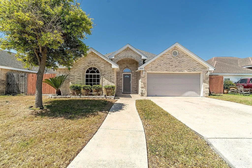 3 bed, 2.0 bath, 1569 sqft, $1,700 — Photo 1