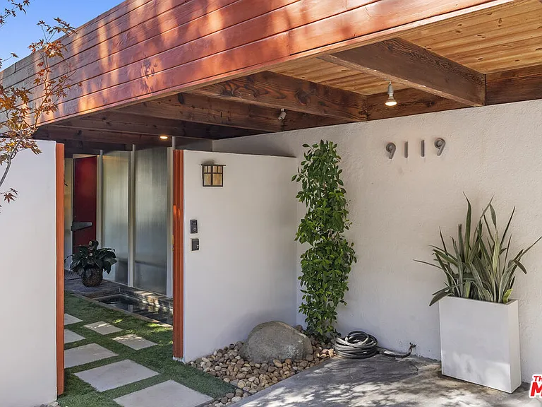 9119 Thrasher Ave — Photo 2
