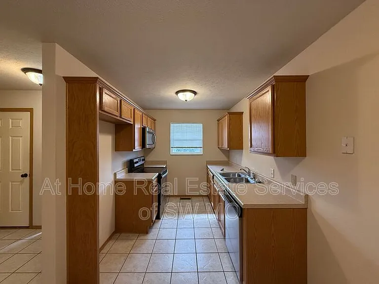 3858 S Jonathan Ave — Photo 4