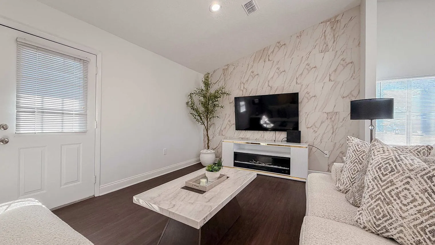 2 bed, 1.0 bath, 1313 sqft, $1,857 — Photo 2