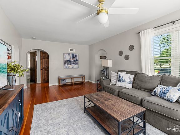 2nd image of 1606 Clark St