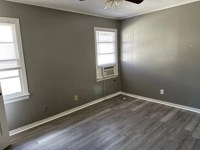 1148 Dudley Ln — Photo 4