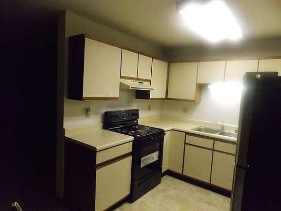 kitchen (opposite view)