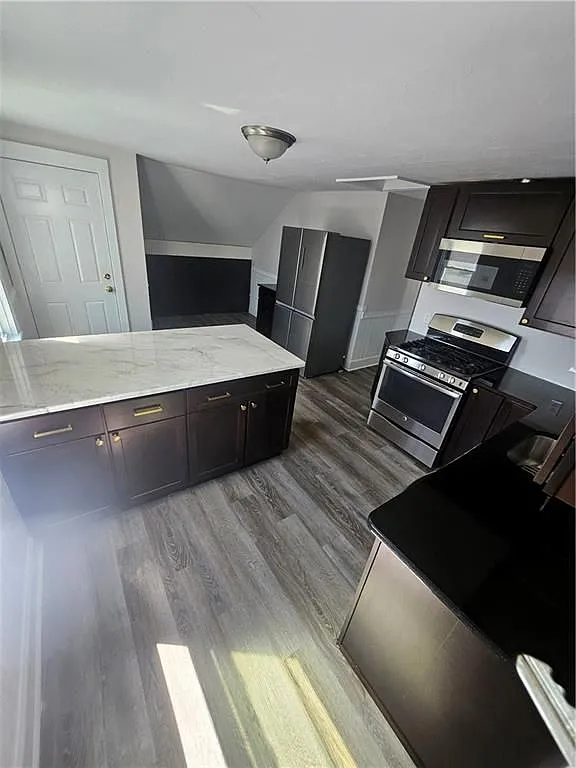 2 bed, 1.0 bath, 1100 sqft, $2,000 — Photo 2