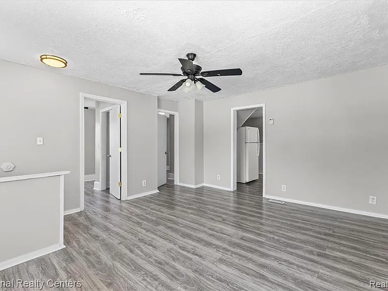 25357 Lawn St — Photo 2