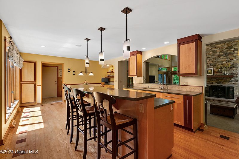 4th image of 41 Schermerhorn Road