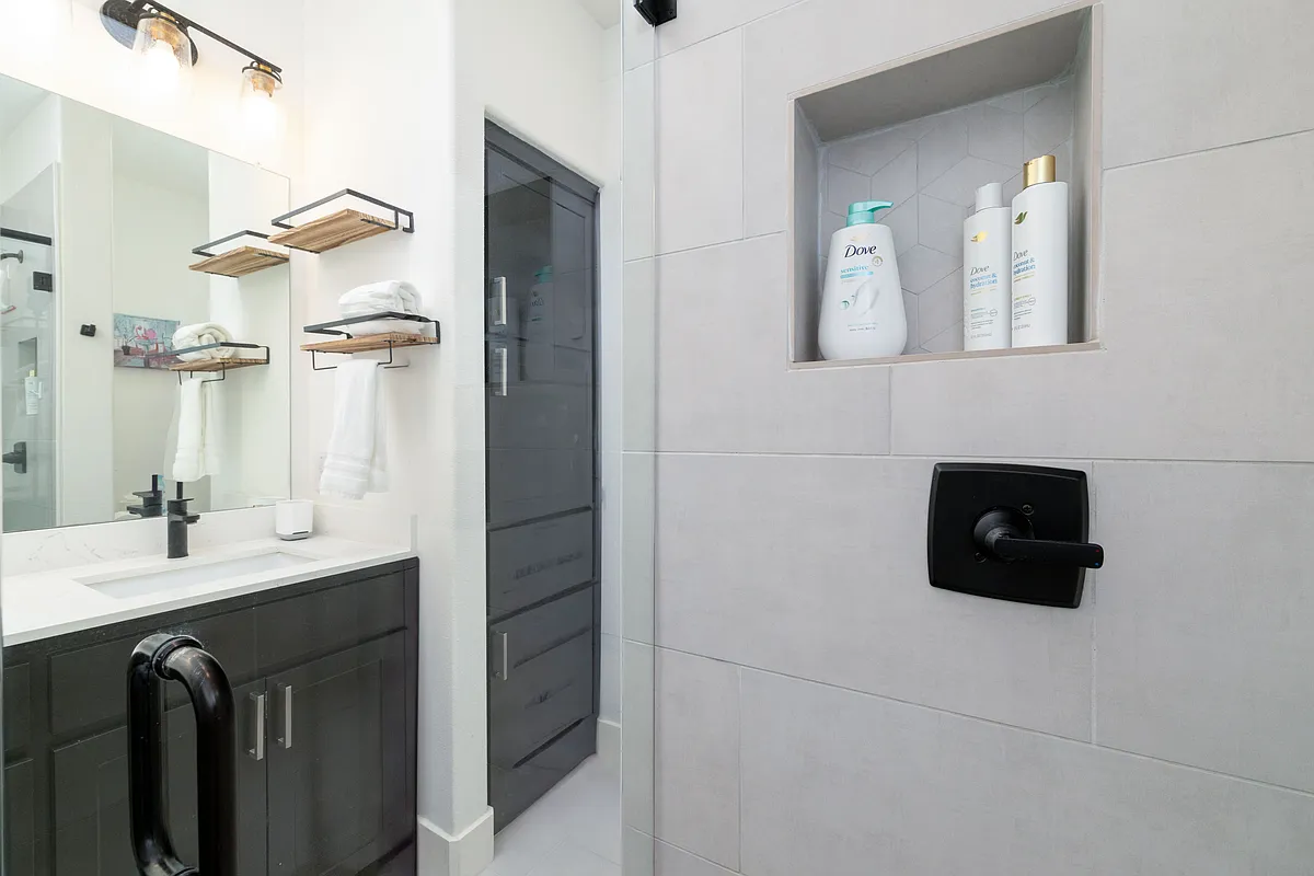 Primary full bathroom - fully-stocked walk in shower. - 916 E Terrell Ave