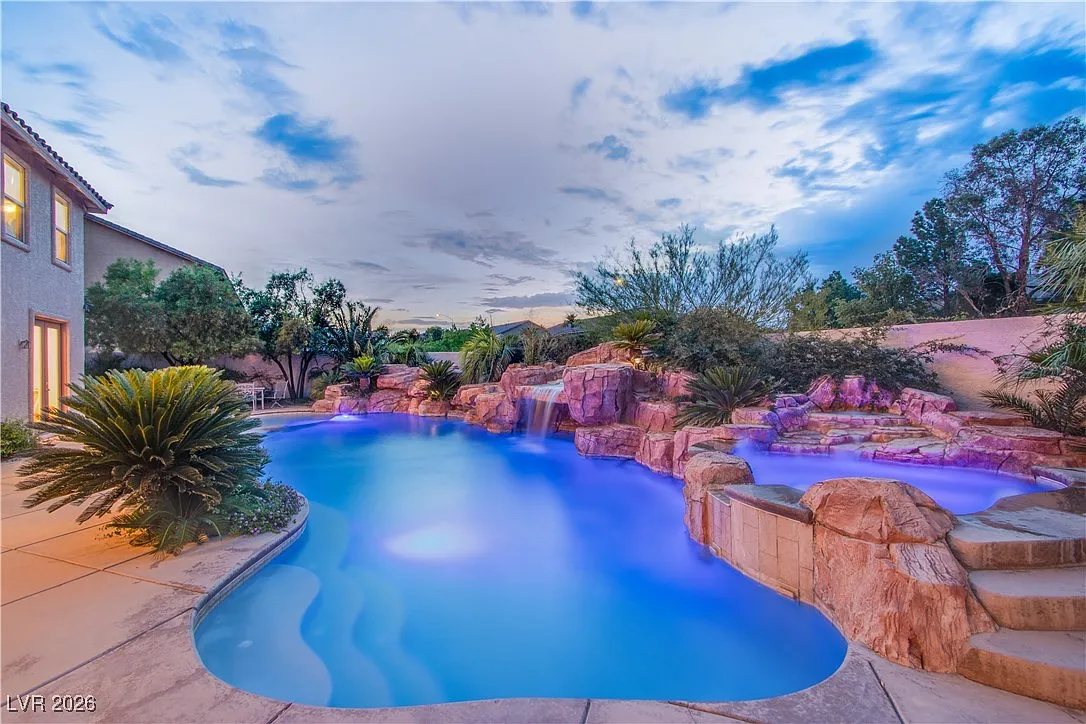 5 bed, 4.5 bath, 4964 sqft, $9,000 — Photo 2
