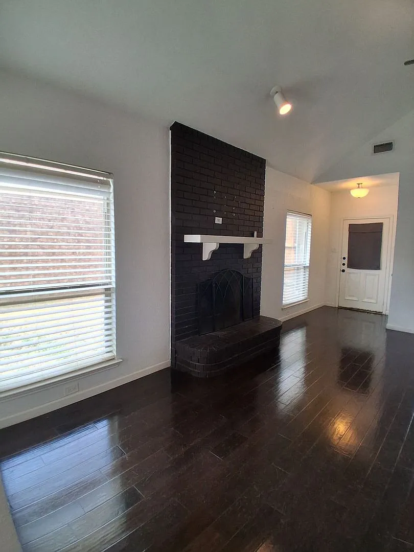 2 Story House in Grapevine 3 Bedrooms 2.5 Baths 2 Car Garage — Photo 4