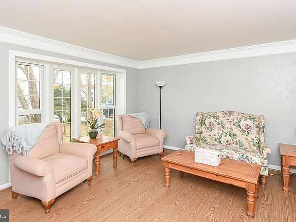 4th image of 5 Salford Ct
