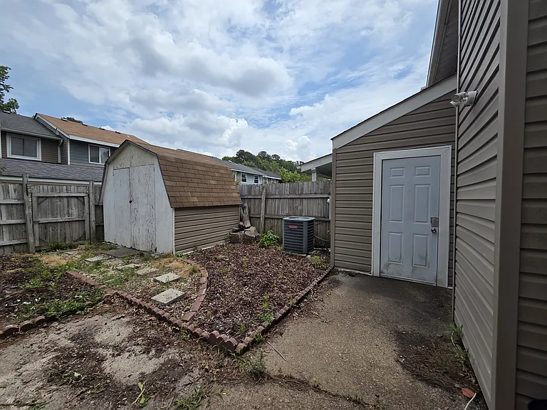 314 Falling Ln — Photo 16