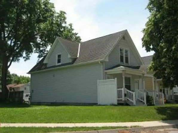 407 C Ave NW, Cedar Rapids, IA 52405