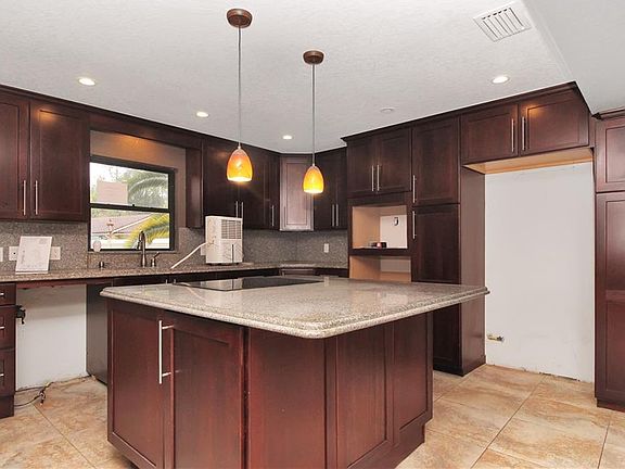 4th image of 232 Deer Cove Ln