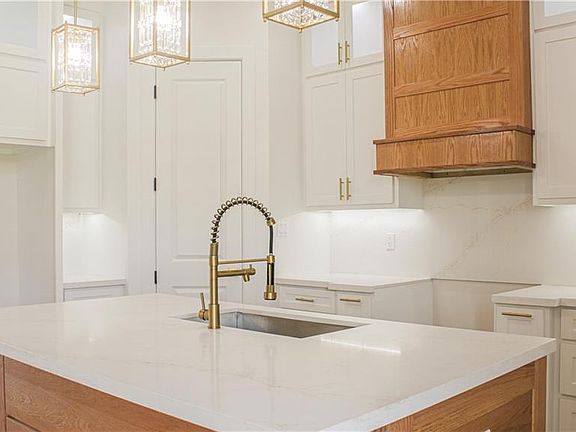 3rd image of 900 Azalea St